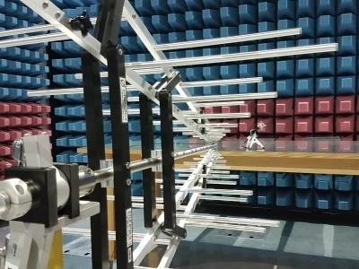 Absorberhalle mit Antenne