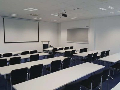 Seminare und Schulungen Seminarraum mit 4 Tischreihen