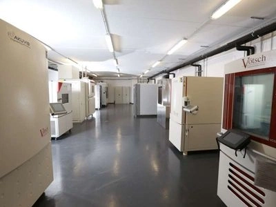 Raum voller Klimakammern